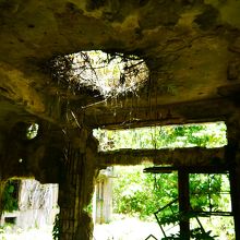 爆弾が落ちた跡