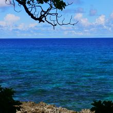 海はとっても綺麗。ただし波が荒いのでダイビングは上級者のみ。