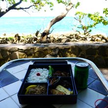 お弁当食べるのにちょうどいいベンチとテーブルがあります。