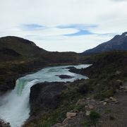 パイネグランデを背景に流れています