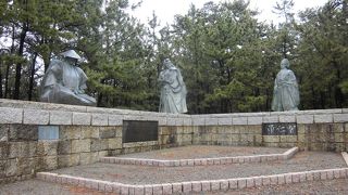 公園内に建つ3人の像