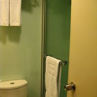 いたって普通。バスタブは無かったような。左側に洗面所