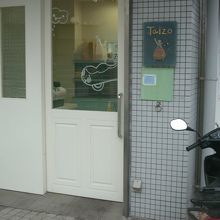 お店の入口・・店前外に小スペースに椅子等が