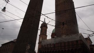 中世に権勢を誇示する意味合いで塔が建てられた