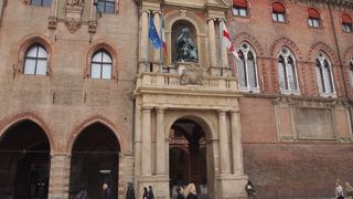 グレゴリウス暦を発布したローマ教皇グレゴリウス１３世の像が