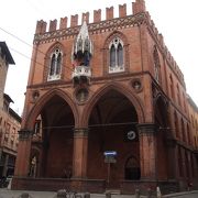 １４世紀に建てられたボローニャを代表する建物の商館