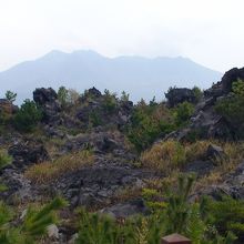 溶岩の向こうに噴火口