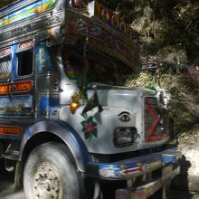 こういうド派手なインドのトラックがよく走っています。