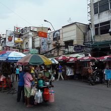 店の前に露店が折り重なる