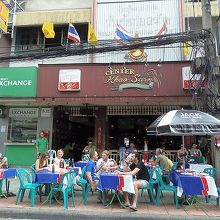 パブはどこも欧米人でいっぱい