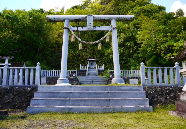 今はただ明るい神社