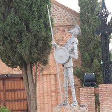 教会の前のドンキホーテ