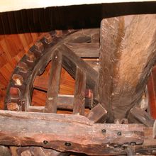 風車の内部　木製の歯車です