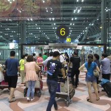 空港、ＡＮＡ便は「６」番