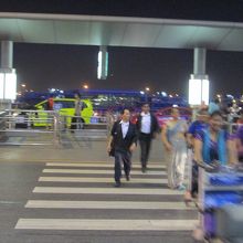 空港、タクシーで「６」番付近に降車する