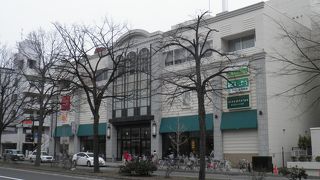 緑豊かな円山にあるショッピングビル