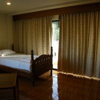 いいほうの部屋は仕切りを挟んでベッドがもう一つある