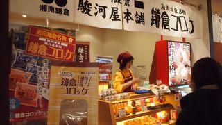 江ノ電の鎌倉駅構内でちょっとしたお土産を買ったりするのに便利な場所!