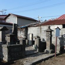 ホテルの前の寺にある小原庄助の墓