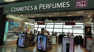 地元コスメコーナーは9番ゲート近く