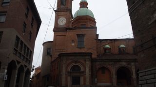 ボローニャの斜塔の足元の教会