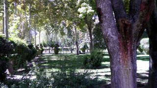 ザーヤンデ川南側沿岸、スィー・オ・セ・ポルからハージュ橋までの遊歩道公園はすばらしい