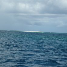 砂場のような小さな島