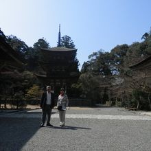 左が本堂。正面が三重塔。右が二天門。いずれも鎌倉時代の建立