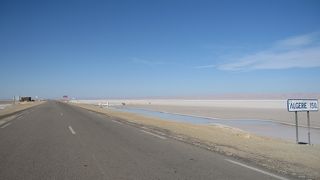 ひたすら広い、白い塩湖