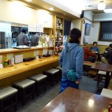 １階はカウンターと小さなテーブル席と奥に小上がり