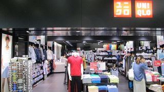 空港第二ビルの出発階にあります