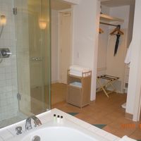 クローゼットもあり、シャワーブースもあります