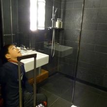 清潔なシャワールーム 