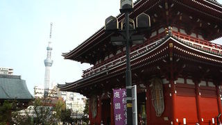 巨大わらじがある浅草寺の門