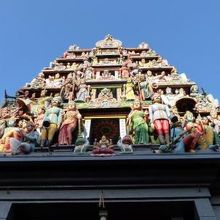 空に向かってそびえる15mのゴプラム（塔門） 