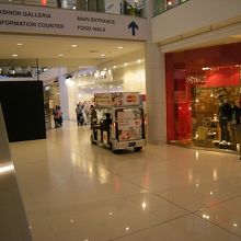 カートに乗って店内を散策　