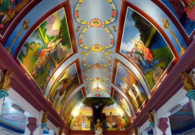 沢山のヒンドゥー教の神々が描かれた天井