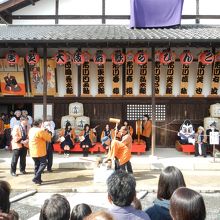 開演前の餅つきです。