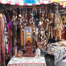 橋の上の謎露店。