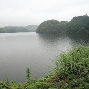 嘉瀬川の上流に設けられたダム湖