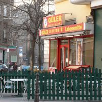 ホテル入り口から見た近くのスーパー