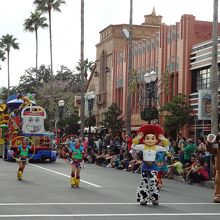 ピクサーのパレードも楽しい
