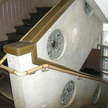 階段のスケールが小学校だけど手すりがおしゃれ