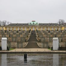 噴水池から見上げる晩秋のサンスーシ宮殿