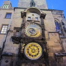 中世の雰囲気がいっぱいのからくり時計