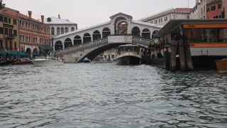 ベネチアのシンボル的な橋