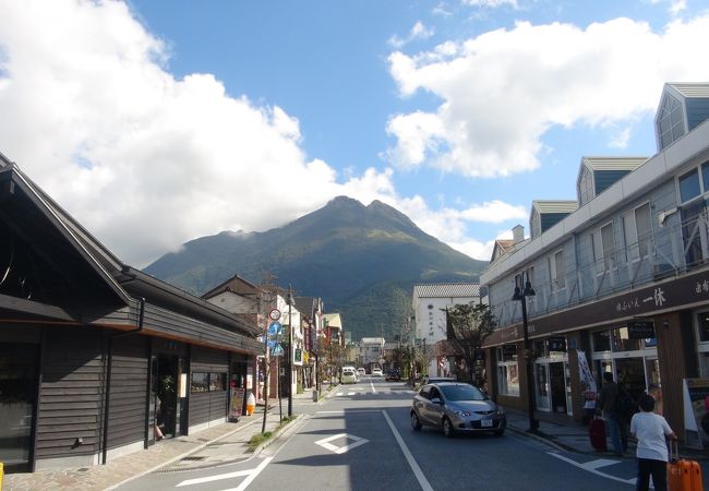 まず駅前のお土産屋さんに足湯があるので、そこからスタート