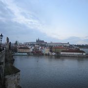 ブルタヴァ川の対岸から見るプラハ城は実に美しい