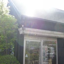 １Ｆには金鱗湖が望めるカフェとおみやげものや