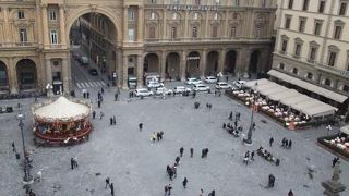 フィレンツェ観光の拠点となる広場